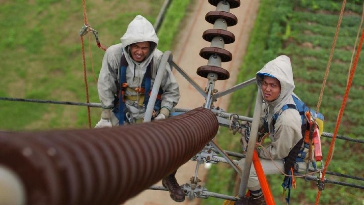 Pasukan Elit Milik PLN, Bernama Pasukan PDKB

Jakarta, 9 Agustus 2019 - PT PLN (Persero) memiliki 'pasukan khusus' yang terlatih melakukan pemeliharaan, perbaikan, dan penggantian isolator, konduktor maupun komponen lainnya pada jaringan listrik. Pasukan tersebut dikenal dengan tim Pekerjaan Dalam Keadaan Bertegangan (PDKB). 

Pasukan Elit yang bertugas memelihara tower listrik ini dihadapkan dengan arus listrik yang sangat kuat, meski demikian pemelihaaraan harus tetap dilakukan guna menjaga kehandalan suplai listrik bagi masyarakat. 

Pasukan PDKB (Pekerjaan Dalam Keadaan Bertegangan) adalah pasukan elit milik PLN yang terlatih melakukan pemeliharaan, perbaikan, dan penggantian isolator, konduktor maupun komponen lainnya pada jaringan listrik tanpa memadamkan aliran listrik, sehingga masyarakat Indonesia dapat tetap menikmati listriknya. Hingga saat ini (Agustus 2019) PLN memiliki sebanyak 1321 pasukan PDKB yang tersebar se-Indonesia, terbagi menjadi PDKB Tegangan Extra Tinggi (TET) dan Tegangan Tinggi (TT) sebanyak 351 personil, Tegangan Menengah (TM) sebanyak 970 personel.

Pasukan PDKB memiliki berbagai sertifikasi, diantaranya sertifikasi internal PLN, Sertifikasi internasional dari Omaka New Zealand dan Terex Ritz Brazil, sertifikasi Direktur Jenderal Ketenagalistrikan (DJK) Kementerian ESDM terkait bidang dan level kompetensinya

Pasukan PDKB  memiliki pedoman K3 atau kesehatan, keamanan dan keselamatan dalam bekerja berupa K3 Personil, K3 Peralatan dan K3 Instalasi. K3 personil memakai peralatan Alat Pelindung Diri (APD) yaitu Wear pack ( pakaian kerja ), Conductive suit complete, Conductive shoes, Helm, Safety shoes, Safety gloves, Safety glasses, Lanyard, Harnes, Handy Talky, Rompi Pengawas pekerjaan, Rompi Pengawas K3, termasuk melakukan General Check Up dan dinyatakan lulus untuk bekerja.

Pasukan PDKB yang bekerja harus memahami tanggung jawab masing-masing, mengidentifikasi pekerjaan mereka, melaksanakan Job Safety Analysis (JSA), serta menentukan langkah yang akan diambil untuk antisipasi bahaya, melaporkan kondisi fisik mereka jika mulai kelelahan, sakit mendadak dan terjadi cidera saat melakukan pekerjaan kepada Pengawas K3, mereka juga harus mematuhi Instruksi Kerja yang sesuai dengan SOP, jarak aman minimum saat bekerja agar pekerjaan terlaksana dengan aman dan lancar. Kondisi personil juga harus dipastikan sehat baik fisik maupun mental dengan mengisi blangko Kesiapan Pelaksana Dan Pembagian Tugas.

Untuk K3 peralatan, peralatan PDKB harus disimpan pada tempat yang sejuk dan kering, mempunyai sertifikat lulus uji dari pabrikan dan unit setempat yang ditunjuk, melakukan pengetesan Hot stick yaitu peralatan berisolasi yang digunakan sebagai media dalam bekerja yang menjaga posisi bagian yang bertegangan dan tidak bertegangan serta Rope yaitu tali tambang yang mempunyai nilai isolasi yang digunakan sebagai media transportasi. Pengecekan kondisi peralatan PDKB yang akan digunakan dalam pekerjaan secara visual dilakukan sebelum berangkat ke lapangan dan sesudah tiba di lapangan untuk memastikan apakah permukaannya terdapat kotoran tanah, lumpur dan kondisinya masih layak digunakan sesuai dengan standar. 

Personil PDKB juga membuat jadwal pekerjaan kemudian dimintakan persetujuan kepada Unit PLN terkait serta melakukan pekerjaan sesuai jadwal pekerjaan yang telah disetujui. Cuaca dan kelembaban udara diperhatikan sebelum dilaksanakannya pekerjaan PDKB. Pengawas pekerjaan dan Pengawas K3 berkoordinasi dengan Unit PLN terkait mengenai kapan pekerjaan akan dimulai / diakhiri, beban dan apabila terjadi keadaan darurat. 

Terdapat Pasukan PDKB Transmisi dan Gardu Induk, untuk PDKB Transmisi harus memenuhi kualifikasi rekrutmen yang relatif lebih ketat karena jenis pekerjaannya memang berbeda dengan pekerjaan tenaga kerja PLN lainnya diantaranya yaitu tidak takut ketinggian. Personil PDKB terbagi menjadi dua kompetensi bidang, yaitu bidang metode berjarak dan bidang metode sentuh langsung dengan kompetensi 5 level,

Pasukan PDKB Sentuh Langsung merupakan tim yang dapat memperbaiki jaringan dengan cara menyentuh langsung jaringan tersebut, contohnya untuk PDKB TM melakukan pekerjaan sentuh langsung pada jaringan 70.000 Volt, menggunakan sarana pendukung antara lain kendaraan crane yang berisolasi tahan 24.000 Volt untuk membawa petugas ke posisi mendekati jaringan, boom isolasi yang tahan tegangan 130 kV; dan bucket isolasi yang tahan tegangan 40 kV. Para personil yang teribat dalam pekerjaan ini harus menggunakan sleeve (pelindung/isolasi lengan) yang tahan 40 kV, sarung tangan isolasi yang tahan 30 kV, dan sepatu boot isolasi yang tahan 30 kV. Kelebihan dari Tim PDKB-TM Sentuh Langsung adalah dapat bekerja 3 kali lebih cepat daripada Tim PDKB-TM dengan metode berjarak (menggunakan tongkat khusus dan tidak menyentuh langsung jaringan).

Para personil PDKB pun memiliki acara tahunan yaitu Konvensi PDKB yang bertujuan untuk saling berbagi ilmu keterampilan lapangan dalam meningkatkan pelayanan kepada pelanggan. Kegiatan tahunan ini merupakan diadakan juga dalam rangka memperingati hari jadi PDKB yang jatuh bersamaan dengan hari pahlawan yaitu setiap tanggal 10 November dan pada 2019 nanti PDKB akan berumur 24 tahun. Kegiatan ini diikuti oleh perwakilan dari tim PDKB unit PLN seluruh Indonesia dengan menghadirkan 3 orang dari setiap Unit Area.  Kegiatan konvensi ini diharapkan dapat merefresh kembali kondisi team PDKB dan menumbuhkan rasa solidaritas terhadap lingkungan dan kerjasama dalam tim PDKB serta dukungan terhadap kinerja perusahaan sehingga dapat meningkatkan pelayanan terhadap masyarakat.

Pasukan PDKB harus mengedepankan konsep zero accident, patuh pada SOP, keutamaan teamwork, dan profesionalisme kerja, keberadaan Tim PDKB ini merupakan wujud nyata komitmen PLN dalam upaya memberikan pelayanan terbaik bagi para pelanggan. (dok. PLN)