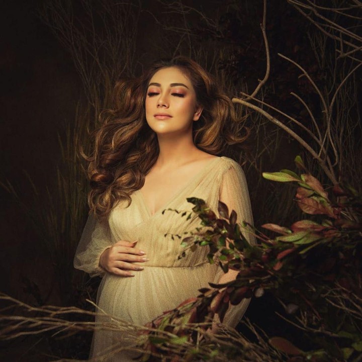 Berkonsep alam, Celine Evangelista tampak cantik dibalut gaun putih di maternity photoshoot-nya. (Foto: Instagram @celine_evangelista)