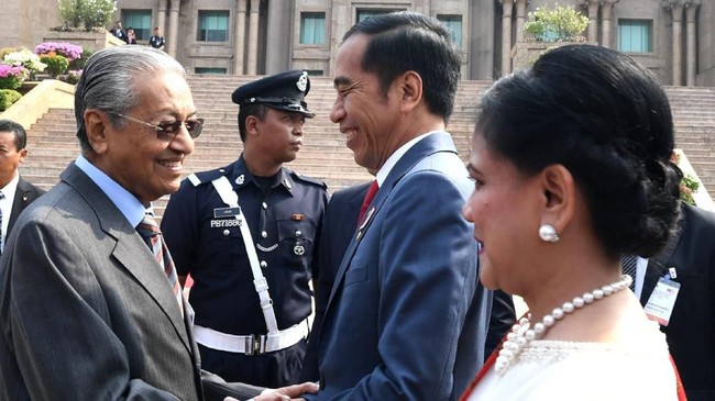 Presiden Joko Widodo disebut tolak bantuan Malaysia untuk padamkan karhutla sampai mantan Presiden Prancis, Jacques Chirac, wafat.