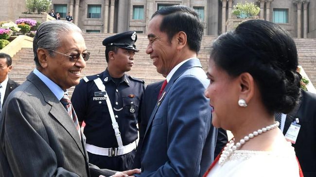 Jokowi Tolak Bantuan Malaysia Sampai Jacques Chirac Wafat Presiden Joko Widodo disebut tolak bantuan Malaysia untuk padamkan karhutla sampai mantan Presiden Prancis, Jacques Chirac, wafat.