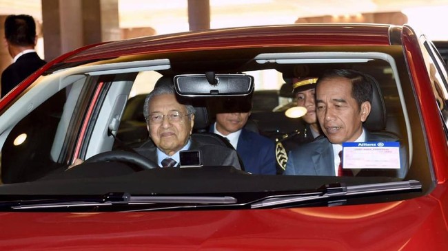 Mahathir Mohamad lahir 99 tahun lalu dan sampai saat ini masih nyetir mobil sendiri.