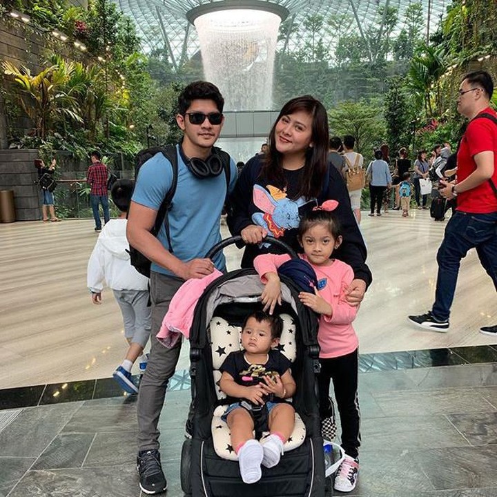 <p>Ayah Iko kembali mengajak Bunda Audy dan kedua anaknya liburan nih. Tempatnya ikonik sekali ya, Bun, ada yang tahu enggak di mana mereka? (Foto: Instagram @audyitem)</p>