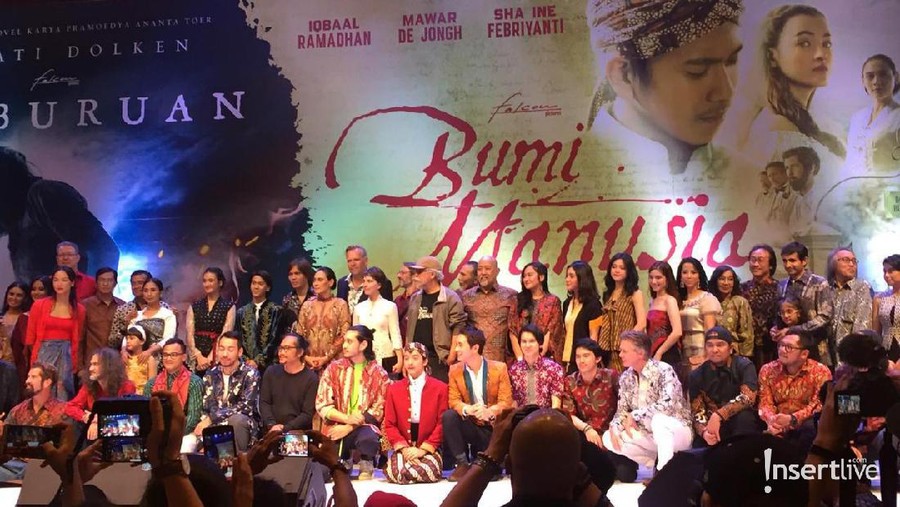 Diproduksi Falcon Pictures Film Bumi Manusia dan Perburuan akan tayang pada tanggal yang sama. Berikut persamaan kedua film yang diangkat dari novel Pramoedya Ananta Toer.