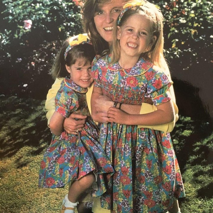 Selain berwajah mirip, Beatrice dan Eugenie dikenal sebagai saudara yang kompak. (Foto: Instagram @princesseugenie)