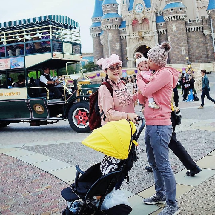 <p>Seru banget nih quality time keluar negeri. Ikut dong! He-he-he. (Foto: Instagram @vickyshu)</p>