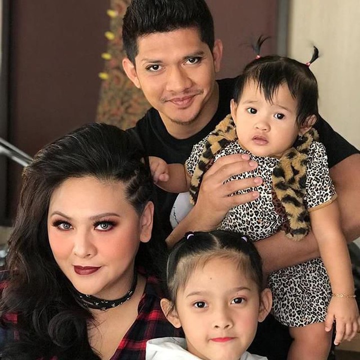 <p>Iko dan sang istri, Audy Item, memiliki konsep unik saat menggelar halal bihalal pada awal Juli lalu. Mereka berdandan ala 80 - 90an nih, Bun. Pantas, makeupnya sedikit berbeda dari biasanya ya. (Foto: Instagram @audyitem)</p>
