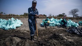 FOTO: Satu Juta Karung Minyak Tumpah di Karawang Dikumpulkan