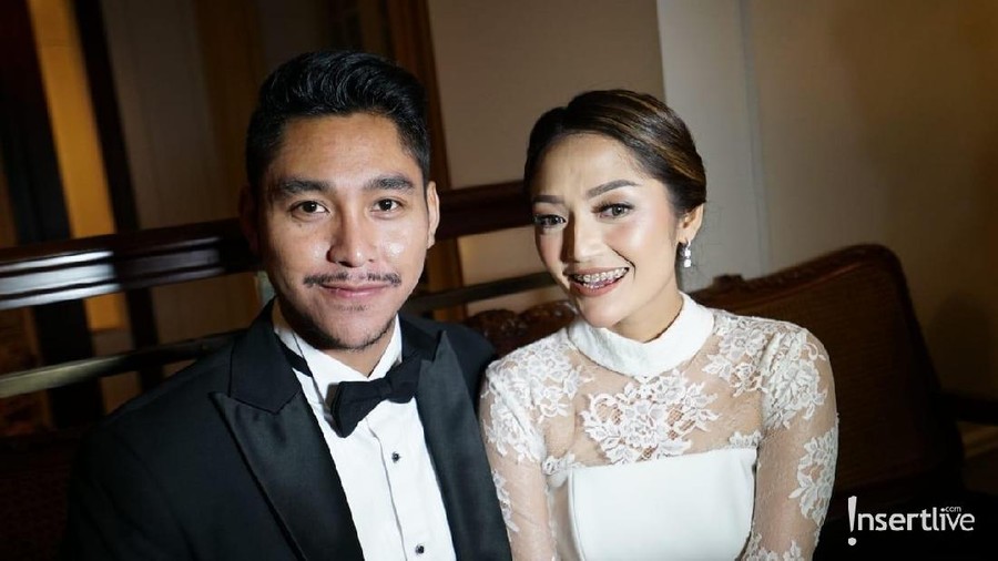 Sibad tanggapi netizen yang bertanya soal kemesraan dengan suami.
