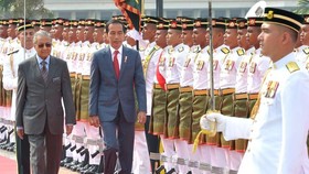 Tiba di Malaysia, Jokowi dan Iriana Disambut Mahathir Mohamad