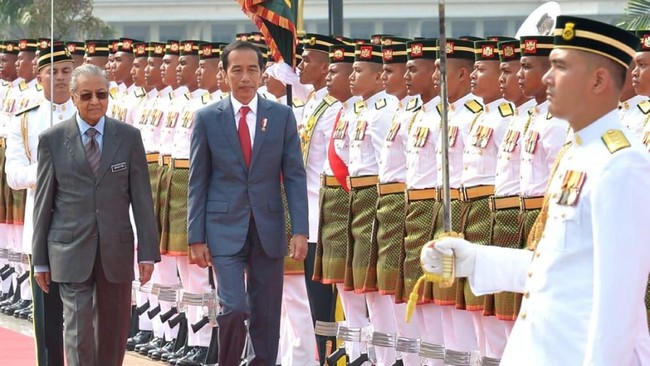 Presiden Joko Widodo dan Ibu Negara Iriana Joko Widodo tiba di Putrajaya, Malaysia dan disambut PM Mahathir Mohamad bersama Tun Siti Hasmah.
