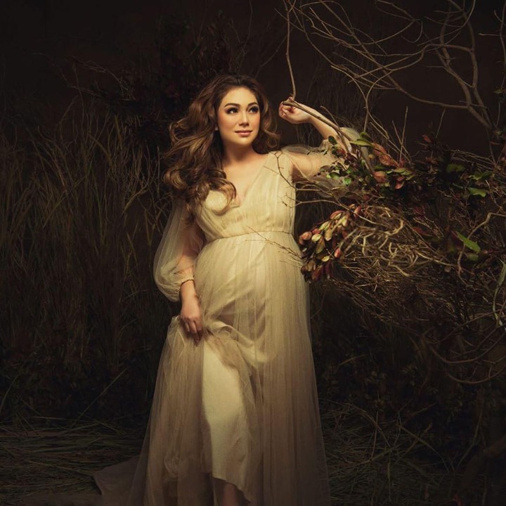 Unik dan manis, konsep maternity photoshoot Celine bisa Bunda jadikan inspirasi nih. (Foto: Instagram @celine_evangelista)