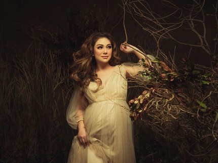 6 Maternity Photoshoot Cantik dan Glowing Celine Evangelista