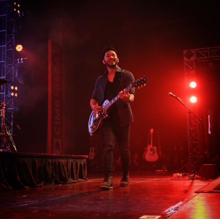Uki resmi hengkang dari NOAH. Sebagai seorang gitaris, penampilan Uki selalu memikat. Ini deretan penampilan Uki di atas panggung khusus untuk Insertizen: