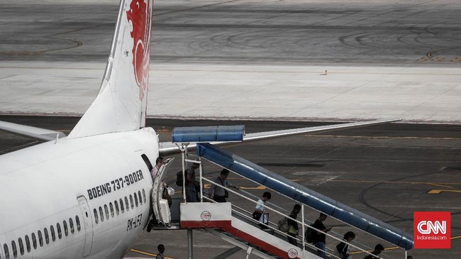 Ponsel milik seorang penumpang pesawat Lion Air JT 693 sempat mengeluarkan asap di dalam kabin yang memicu kepanikan penumpang lain.