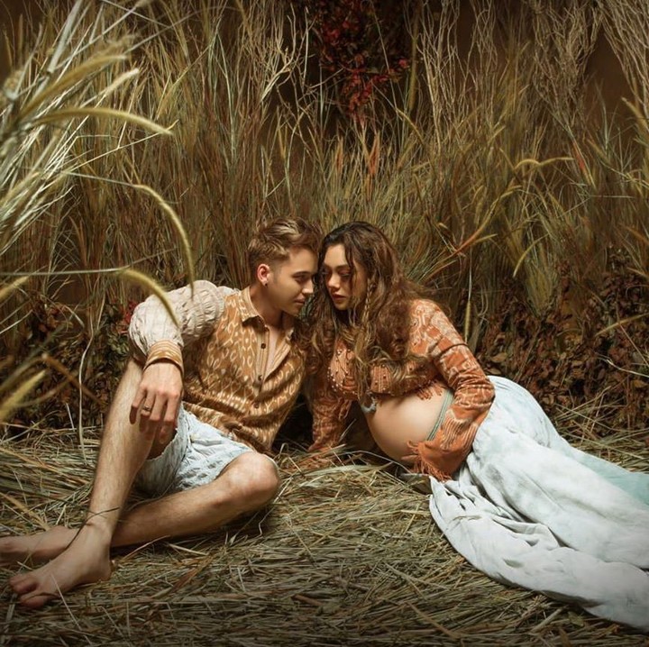 Di sesi maternity photoshoot kali ini, Celine juga mengajak sang suami, Stefan William. Keduanya mesra dan serasi banget. (Foto: Instagram @celine_evangelista)