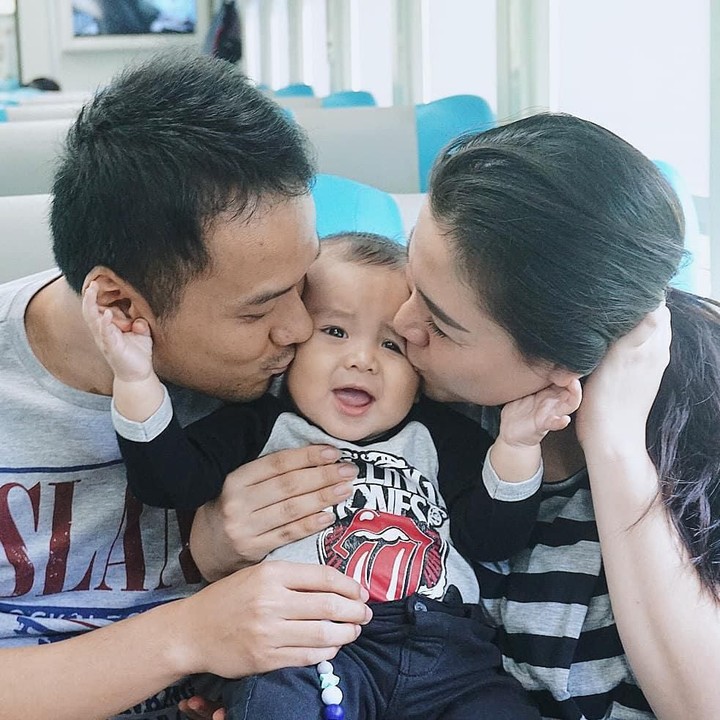 <p>So sweet banget! Bima dicium Ayah dan Bunda. (Foto: Instagram @vickyshu)</p>
