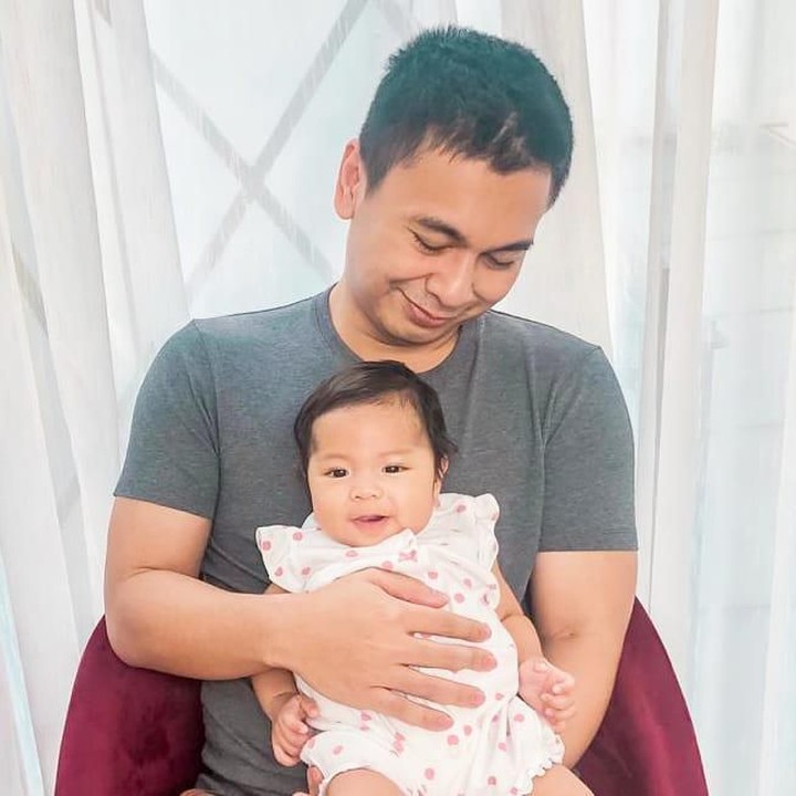 Sang istri, Anissa Aziza, melahirkan bayi cantik yang diberi nama Alinea Ava Nasution. (Foto: Instagram @raditya_dika)<span class="im"><br /></span>
