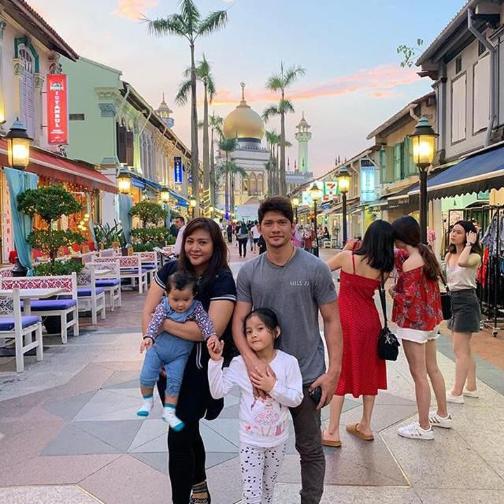 <p>Di sela-sela kesibukannya, Ayah Iko masih meluangkan waktu untuk mengajak keluarga kecilnya jalan-jalan. (Foto: Instagram @audyitem)</p>