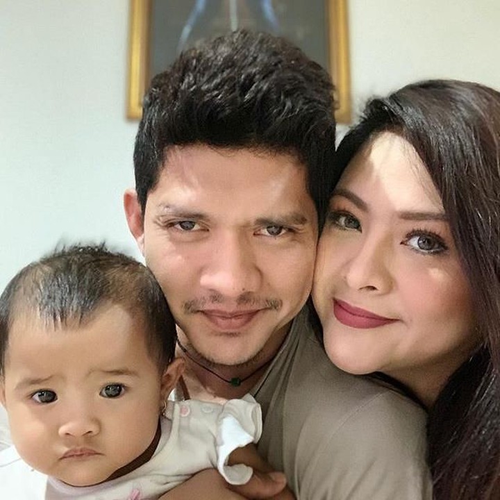 <p>Kali ini, Ayah Iko <em>wefie</em> bareng Bunda Audy dan adik Aneska. Kakak Atreya ke mana ya? (Foto: Instagram @audyitem)  </p>