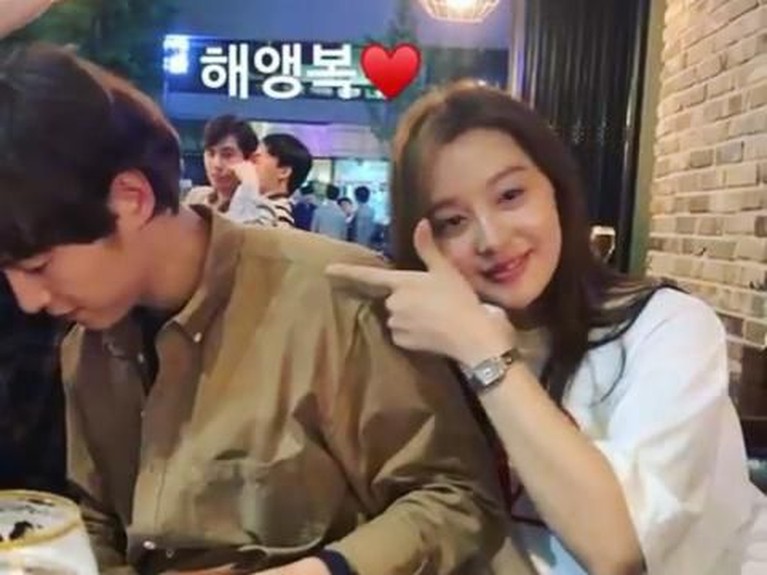 6 Potret Kedekatan Song Joong Ki dan Kim Ji Won Usai lepas dari Song Hye Kyo, Song Joong Ki kini dijodoh-jodohkan netizen dengan artis cantik Kim Ji Won.