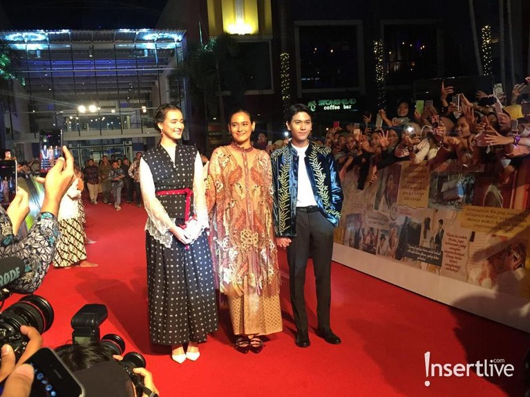 Gala premier film Bumi Manusia dan Perburuan berlangsung meriah digelar di Surabaya, Jawa Timur. Berikut sederet potret kemeriahannya.