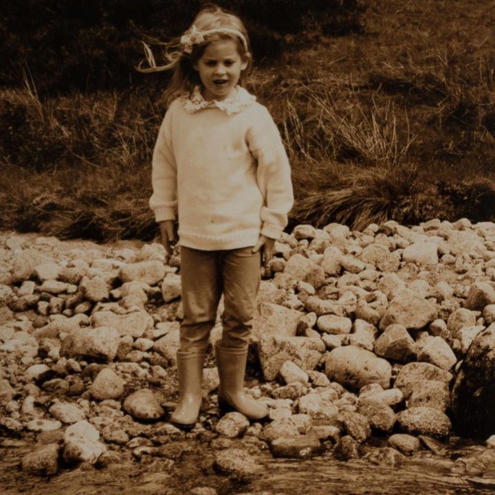 Meski dengan sepatu boots, Beatrice kecil tetap imut dengan hiasan bandonya. (Foto: Instagram @sarahferguson15)