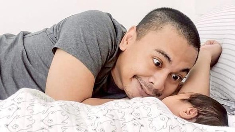 Ternyata di balik sifatnya yang introvert, saat punya anak, Raditya Dika menjadi ayah yang hangat.