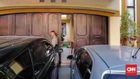 KPK Amankan Koper dan Kardus dari Rumah Eks Sespri Soekarwo