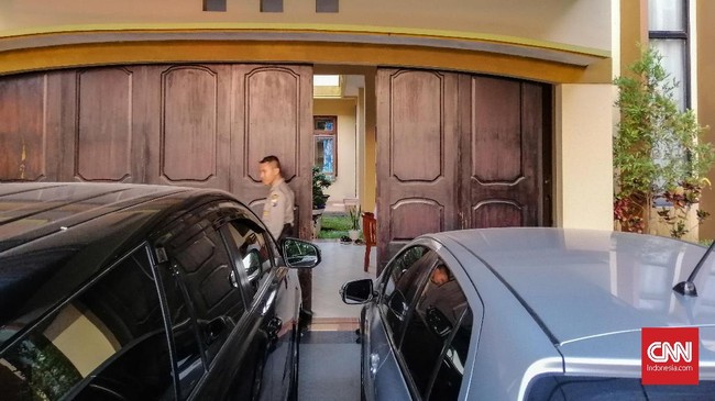 KPK kembali melakukan penggeledahan di Surabaya, Jawa Timur, kali ini rumah eks Sekretaris Pribadi mantan Gubernur Jatim Soekarwo, Karsali.