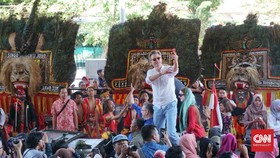 Hanung Bramantyo dapat Aplaus di Gala Premier Bumi Manusia