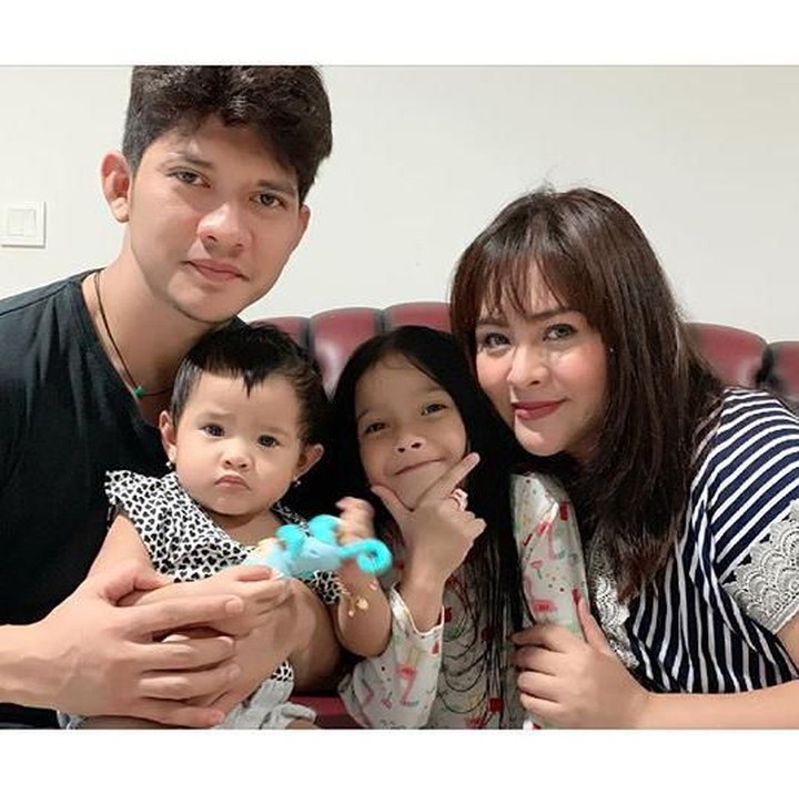 <p>Merayakan ulang tahun Bunda Audy dan tak lupa foto bareng keluarga. Kakak Atreya enggak lupa bergaya. <em>He-he-he</em>. (Foto: Instagram @audyitem)</p>