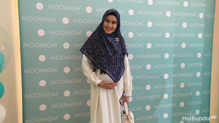 Hamil, Kartika Putri tetap santai makan durian. Sebenarnya aman enggak sih?