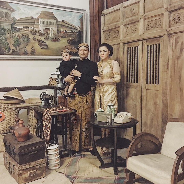 <p>Berpose dengan busana adat Jawa ini membuat keluarga Vicky terlihat elegan ya. (Foto: Instagram @vickyshu)</p>