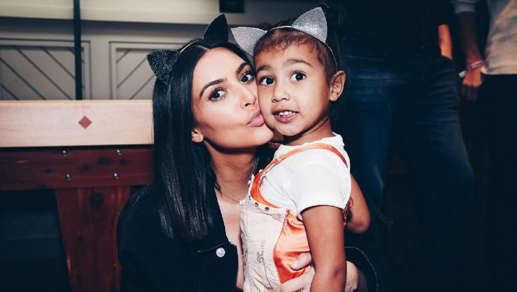 Suami Kim Kardashian, Kanye West, sempat marah saat melihat putrinya, North West mengenakan make up.