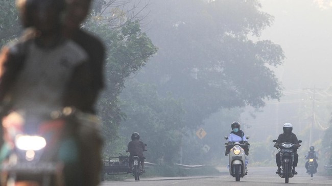 Pemkot Singkawang, Kalimantan Barat telah menginstruksikan sekolah untuk meliburkan para siswanya tiga hari dari 16-18 September karena asap karhutla.