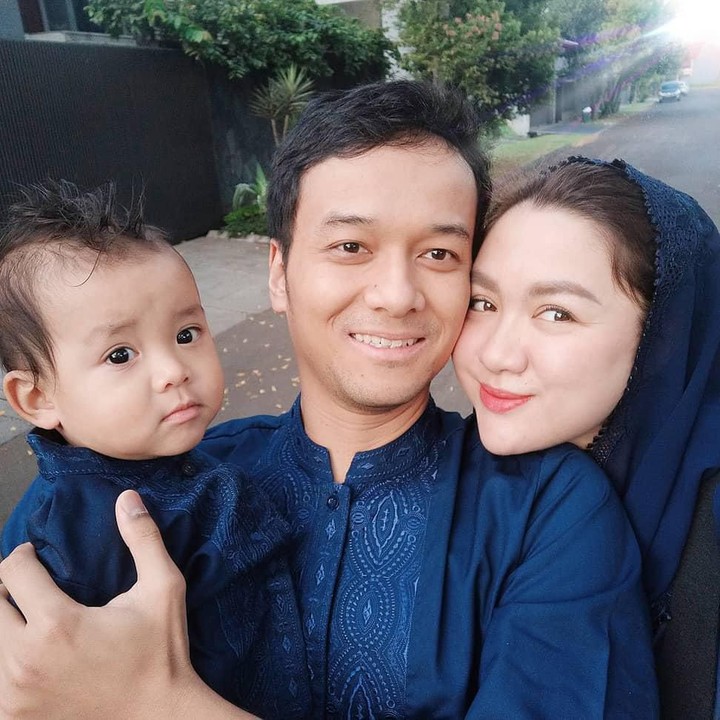<p>Pasangan ini dikaruniai seorang putra bernama Abimanyu Manggala Nugroho Putro, yang dipanggil Bima. (Foto: Instagram @vickyshu)</p>