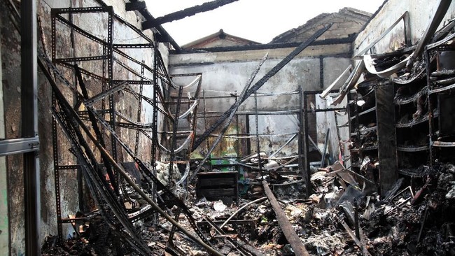 Kepolisian menduga kebakaran dua warung sembako di Cipayung, Jakarta Timur yang mengakibatkan tiga orang tewas diduga karena korsleting listrik.