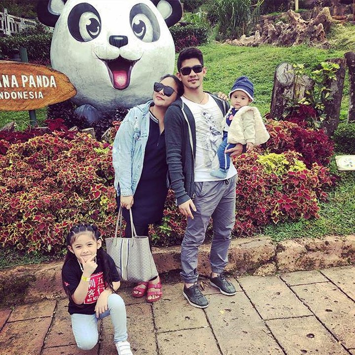 <p>Kalau yang sekarang, liburannya enggak perlu jauh-jauh. Cukup berkendara sebentar nih, Bun. Sampai deh ke Taman Safari Indonesia di Bogor, Jawa Barat. (Foto: Instagram @audyitem)    </p>