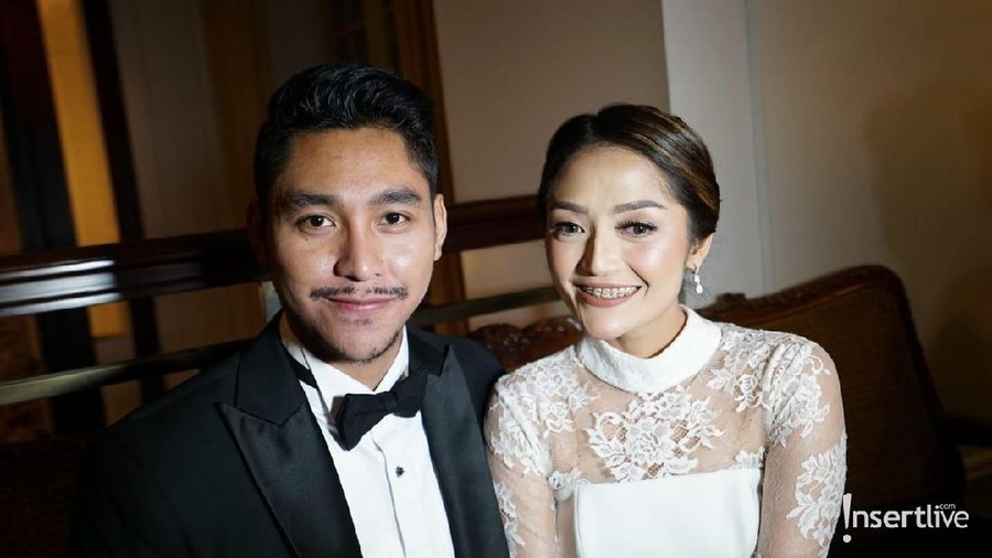 Siti Badriah baru saja mengunggah video tik tok perdana dengan suami. 