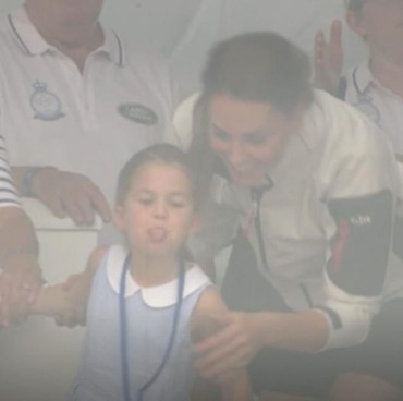 Ekspresi Gemas Putri Charlotte Julurkan Lidah ke Wartawan