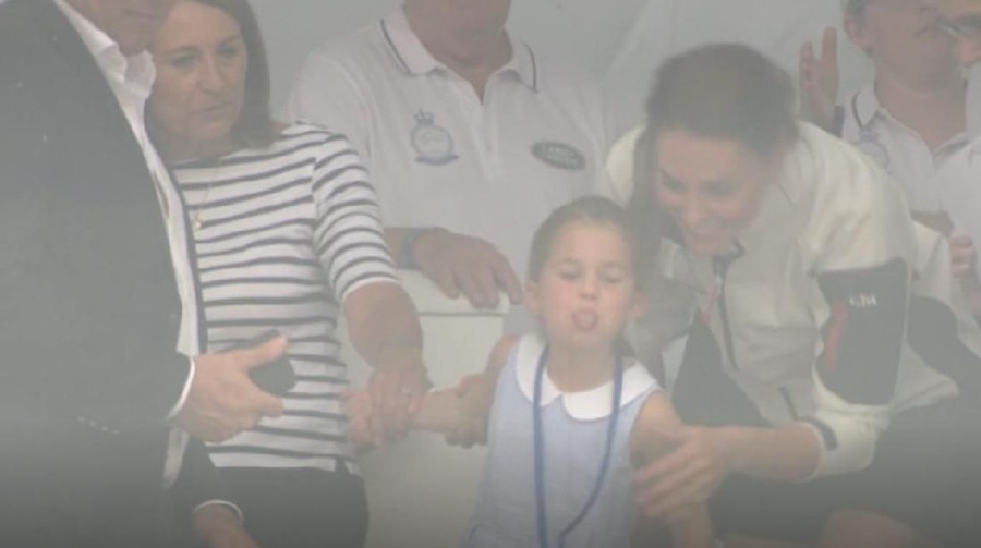 Ekspresi Gemas Putri Charlotte Julurkan Lidah ke Wartawan Tingkah Putri Charlotte yang lucu saat menyapa publik dan wartawan.