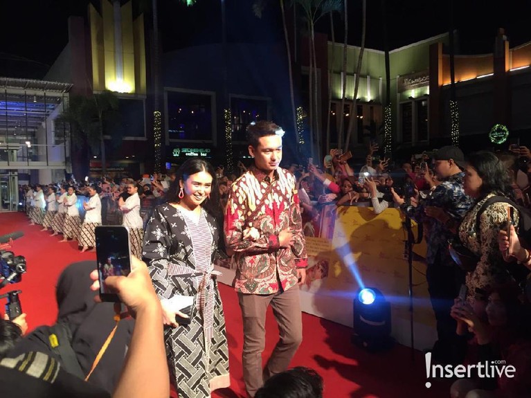 Mewah! Gala Premier Film Bumi Manusia dan Perburuan di Surabaya Gala premier film Bumi Manusia dan Perburuan berlangsung meriah digelar di Surabaya, Jawa Timur. Berikut sederet potret kemeriahannya.