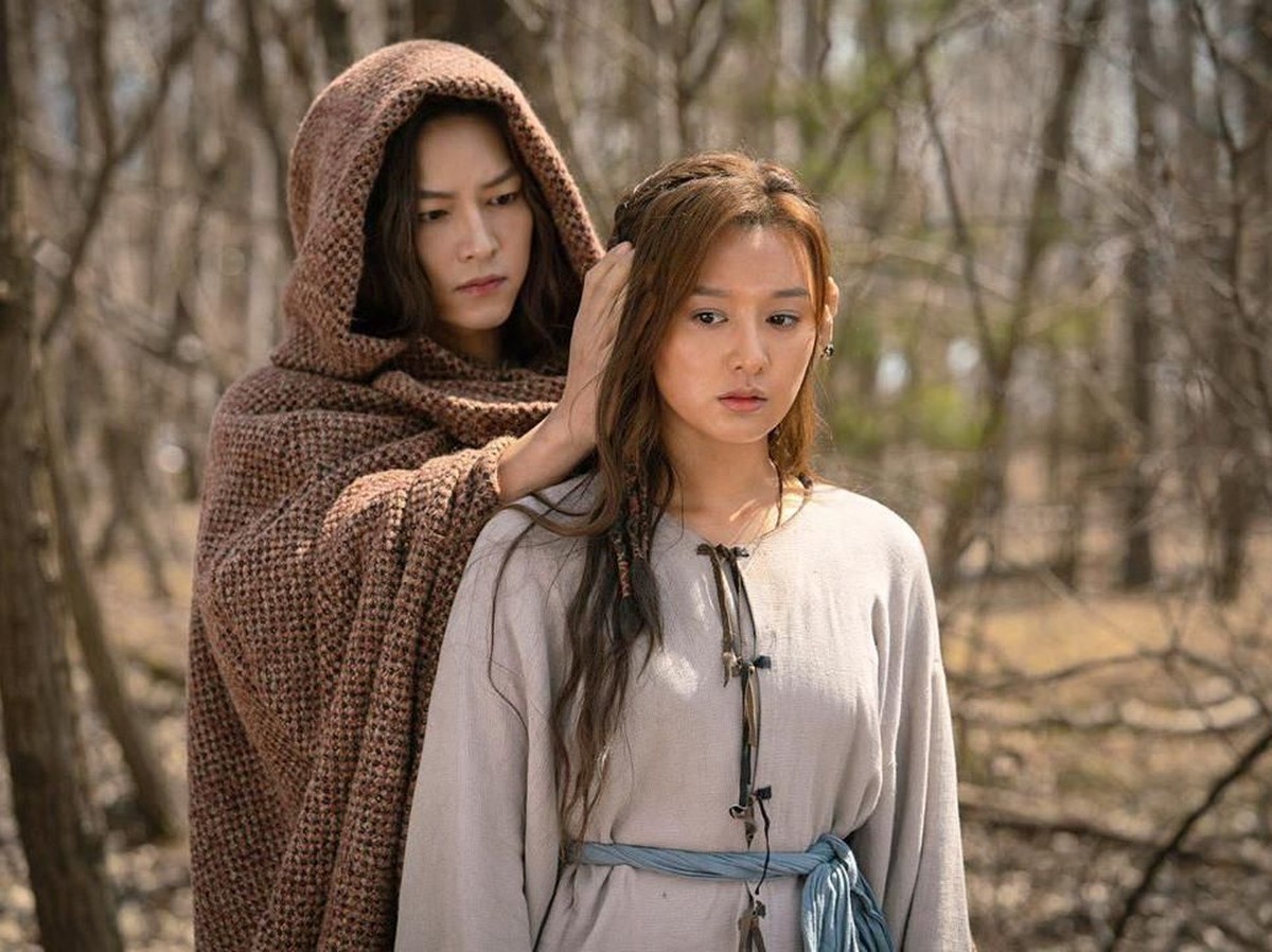 Usai lepas dari Song Hye Kyo&comma; Song Joong Ki kini dijodoh-jodohkan netizen dengan artis cantik Kim Ji Won&period;