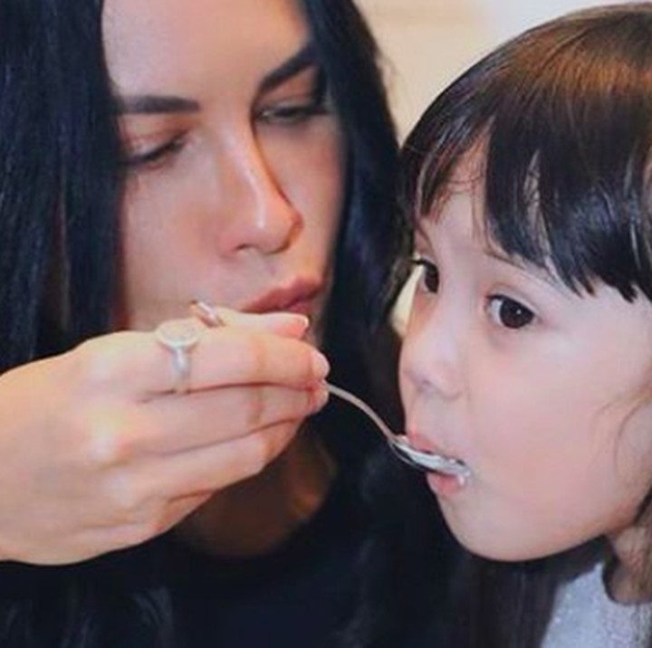 <p>Telatennya Sophia Latjuba menyuapi si kecil Gempi. (Foto: @sophia_latjuba88)  </p>