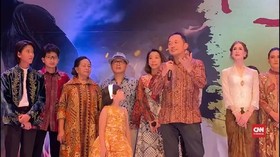 VIDEO: Iwan Fals dan Once Meriahkan Gala Premier Bumi Manusia