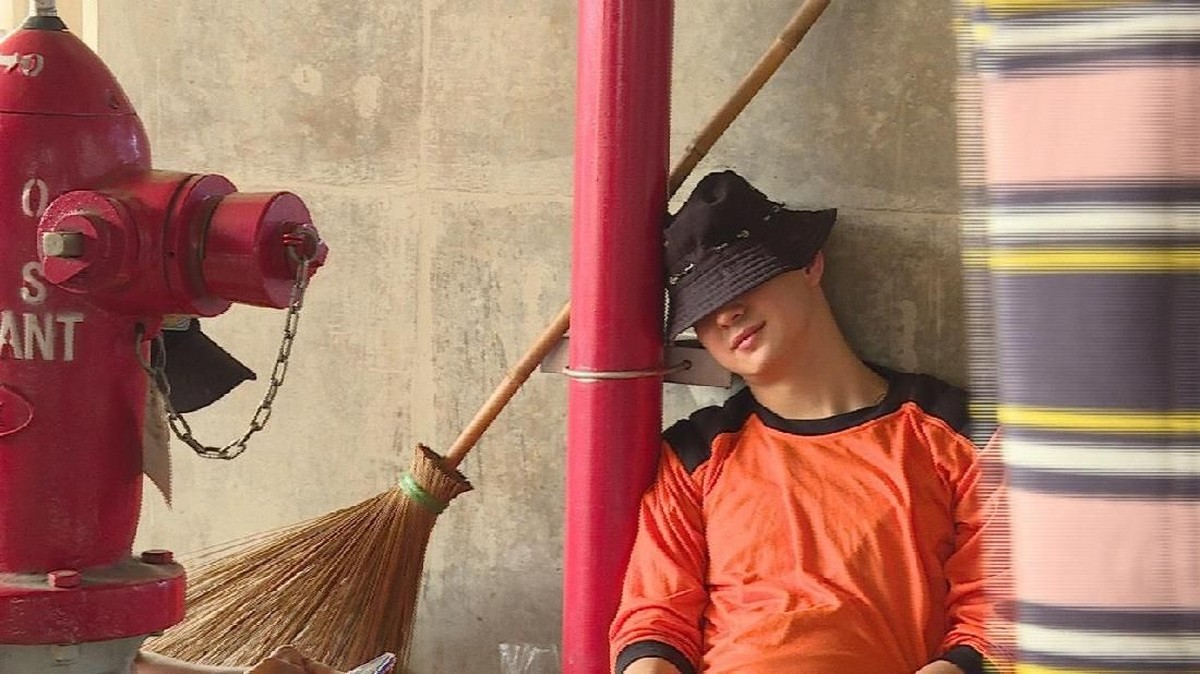 Marcell Darwin bertukar peran dengan asisten&period; Ia menjadi Pasukan Oranye&period; Seperti apa aksi Marcell&quest; 