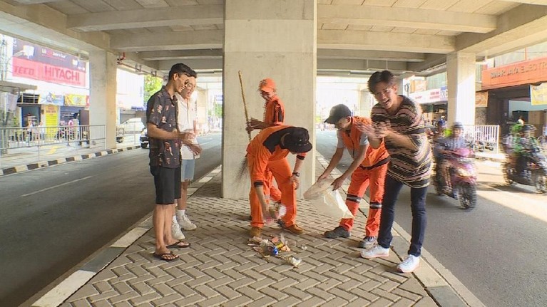 Ketika Marcell Darwin Ditantang Jadi Pasukan Oranye Marcell Darwin bertukar peran dengan asisten. Ia menjadi Pasukan Oranye. Seperti apa aksi Marcell?