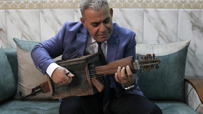 Seorang warga Irak, Majed Abdennour berhasil mengubah senapan serbu Kalashnikov menjadi instrumen musik.