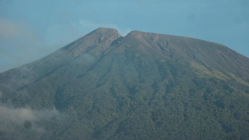 Gunung Slamet 'Batuk-Batuk': Gempa Melonjak, Waspada!