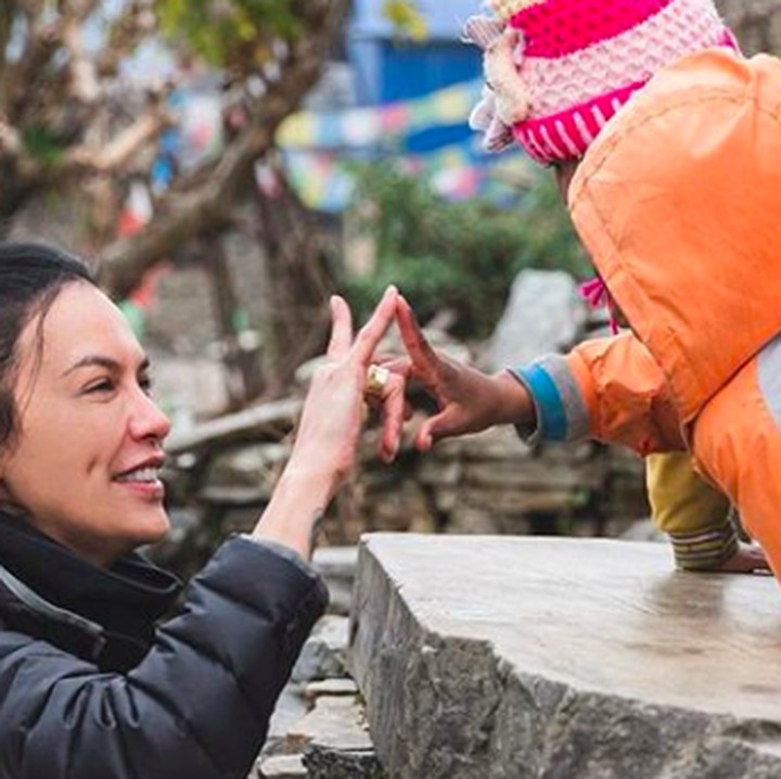 <p>Di Nepal, Sophia bertemu dengan teman-teman ciliknya yang baru, he-he-he. (Foto: @sophia_latjuba88)</p>
